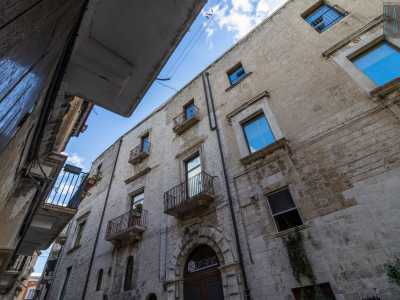 L�intero prospetto � diviso in cinque assi verticali e si mostra pi� �lineare� rispetto alla parte posteriore vista prima